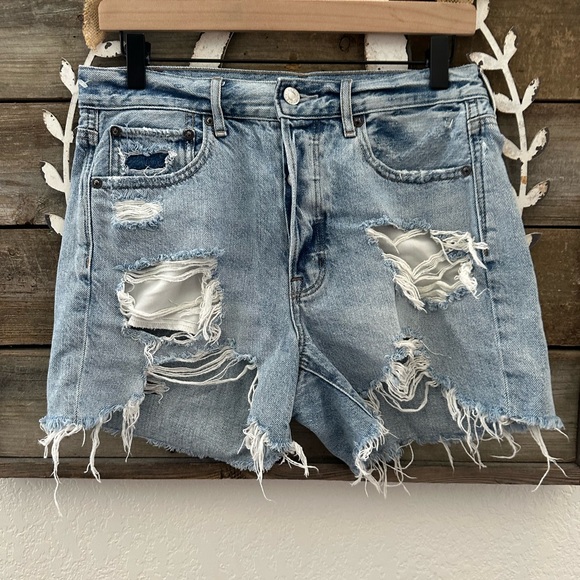 American Eagle 90’s Boyfriend Short‎ Distressed Denim Shorts Size 6 - Picture 1 of 8
